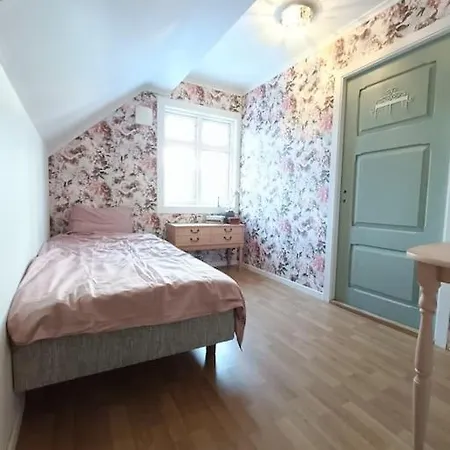 Charming House In Ulsteinvik With Free Parking Villa Exterior photo