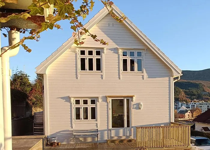 Charming House In Ulsteinvik With Free Parking