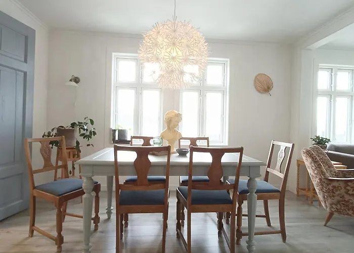 Charming House In Ulsteinvik With Free Parking