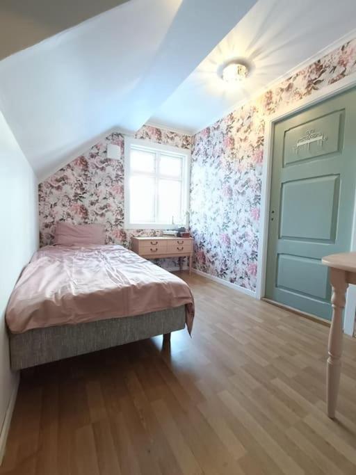 Charming House In With Free Parking *
