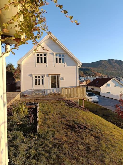 Charming House In With Free Parking Holiday home Ulsteinvik